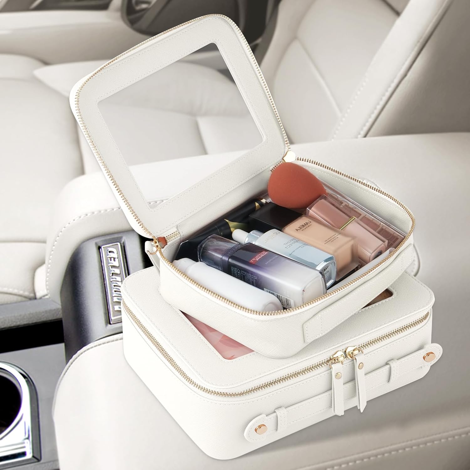 Astuccio trucco bianco in pelle con specchio, contenente cosmetici vari, posizionato su sedile auto. Organizzatore viaggio elegante e pratico.