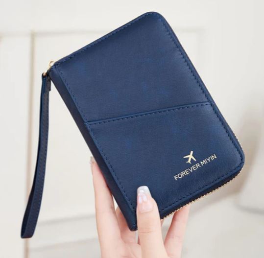 Portafoglio da viaggio blu in pelle con cerniera, logo "Forever Mvin", design elegante, ideale per documenti e carte, accessorio moda uomo e donna.