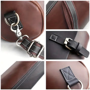 Borsa a tracolla in pelle marrone, dettagli di fibbie e cuciture rinforzate, design elegante e resistente, accessorio moda uomo e donna.