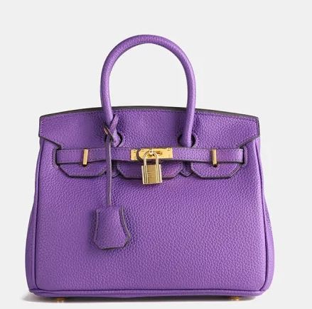 Borsa Birkin viola in pelle con chiusura a lucchetto dorato, manici arrotondati. Elegante accessorio di moda, icona di lusso e stile.