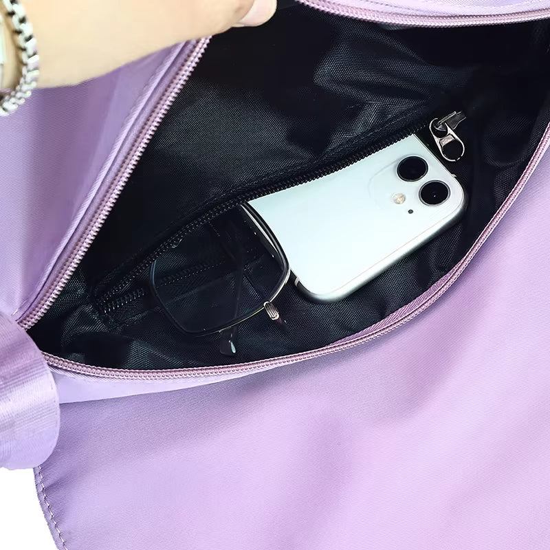 Zaino viola con tasca aperta, mostra smartphone bianco e occhiali. Design elegante, ideale per scuola e lavoro. Accessori moda pratici.