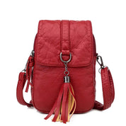 Borsa a tracolla in pelle rossa con nappina, design elegante e compatto, ideale per moda donna. Accessorio versatile per ogni occasione.