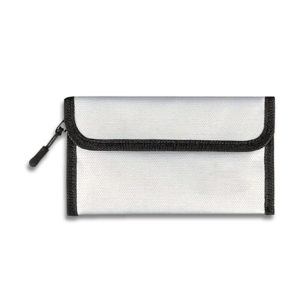 Portafoglio bianco in tessuto con bordi neri e chiusura a zip. Design elegante e pratico, ideale per organizzare carte e contanti.