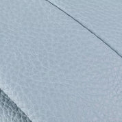 Texture di pelle blu chiaro, superficie granulosa, materiale di alta qualità per arredamento o moda, design elegante e moderno.