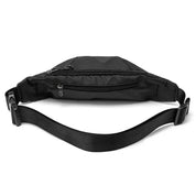 Marsupio nero in nylon con cerniera, tasca frontale e cintura regolabile. Accessorio moda unisex, pratico per viaggi e attività all'aperto.