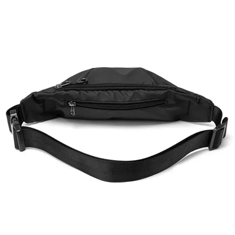 Marsupio nero in nylon con cerniera, tasca frontale e cintura regolabile. Accessorio moda unisex, pratico per viaggi e attività all'aperto.