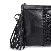 Borsa a tracolla nera in pelle con frange, dettagli intrecciati e occhielli metallici. Accessorio moda elegante e versatile per donna.