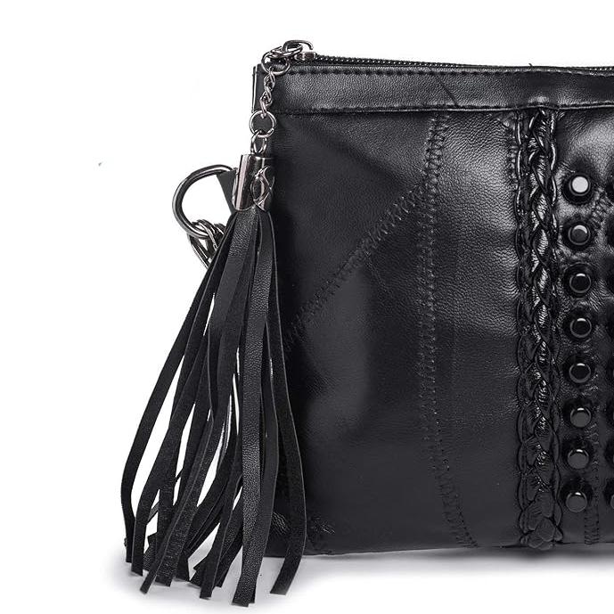 Borsa a tracolla nera in pelle con frange, dettagli intrecciati e occhielli metallici. Accessorio moda elegante e versatile per donna.