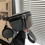 Marsupio nero con borchie scintillanti e portamonete abbinato, design moderno, cerniere doppie, ideale per moda urbana e accessori trendy.