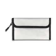 Portafoglio bianco in tessuto con bordi neri e chiusura a zip. Design elegante e pratico, ideale per organizzare carte e contanti.