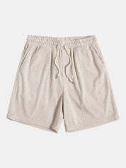 Pantaloncini beige a righe, elastico in vita con laccio, tasche laterali. Ideali per l'estate, moda casual uomo.