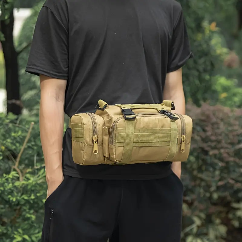 Marsupio tattico beige indossato da una persona, con tasche multiple e cerniere, ideale per escursioni e attività all'aperto.