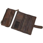 Portafoglio in pelle marrone da uomo, design elegante con zip, scomparti multipli per carte e monete, ideale per uso quotidiano e viaggi.
