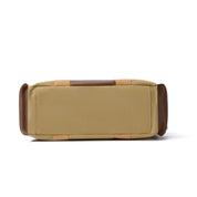 Borsa a tracolla beige e marrone, vista dal basso, in tessuto resistente con dettagli in pelle. Design elegante e funzionale per uso quotidiano.