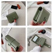 Portafoglio donna verde salvia in pelle sintetica, compatto e pieghevole, con scomparti per carte e monete. Accessorio moda elegante e pratico.