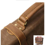 Borsa a tracolla in tela marrone con dettagli in pelle, fibbia in metallo e cuciture rinforzate. Design robusto e vintage per uomo e donna.