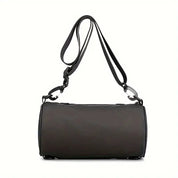 Borsa a tracolla nera in pelle, design cilindrico, con cinghia regolabile e dettagli metallici. Accessorio moda elegante e versatile.