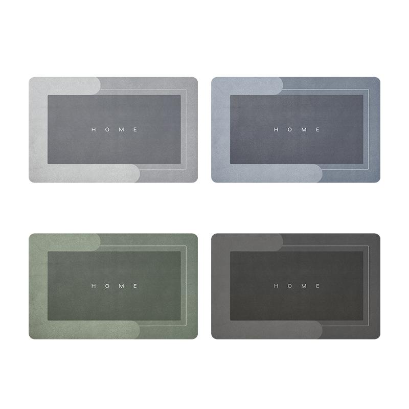 Quattro tappetini rettangolari antiscivolo in diverse tonalità di grigio e verde, con scritta "HOME" al centro. Design moderno per interni.