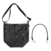 Borsa a tracolla nera in nylon con tasca frontale e chiusura a fibbia, tracolla regolabile e cinturino rimovibile. Accessorio moda unisex.