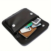 Custodia in pelle nera con bottone, contenente smartphone, carte di credito e documenti. Accessorio elegante e pratico per l'organizzazione quotidiana.
