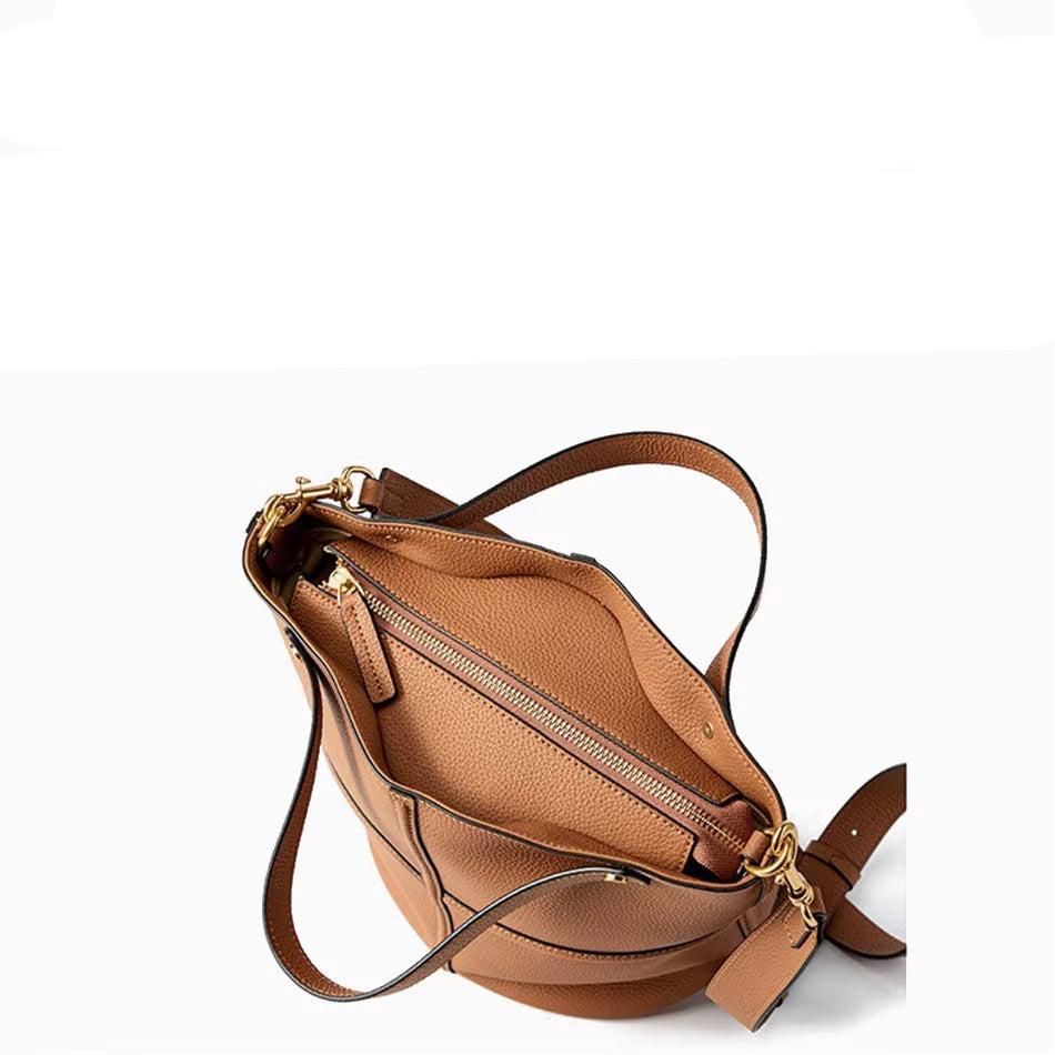 Borsa a tracolla in pelle marrone chiaro, design elegante con cerniera dorata e dettagli raffinati. Accessorio moda donna, stile casual chic.