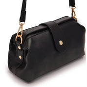 Borsa a tracolla nera in pelle con chiusura a bottone dorato, design elegante e moderno, accessorio moda donna, ideale per ogni occasione.