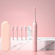 Spazzolino elettrico rosa con cinque testine di ricambio, custodia da viaggio e base di ricarica su sfondo rosa. Accessorio per igiene orale.