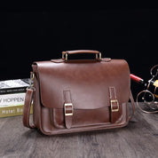 Borsa a tracolla in pelle marrone, design elegante con fibbie dorate, ideale per lavoro e ufficio. Accessorio moda uomo, stile classico.