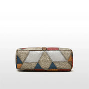 Portafoglio donna in pelle patchwork multicolore, design geometrico con triangoli, chiusura a zip, accessorio moda elegante e moderno.