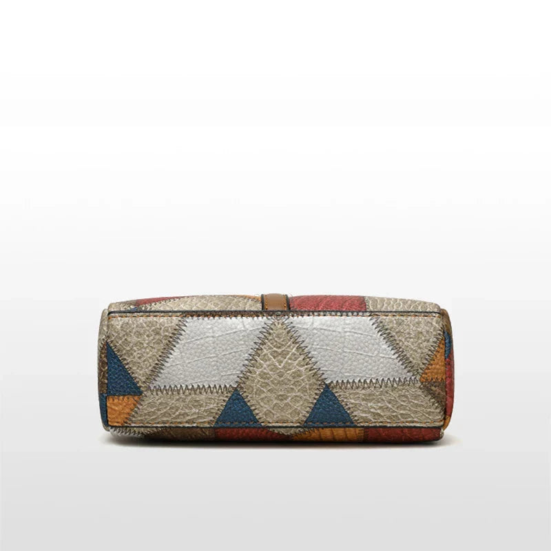 Portafoglio donna in pelle patchwork multicolore, design geometrico con triangoli, chiusura a zip, accessorio moda elegante e moderno.