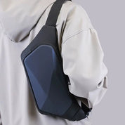 Zaino monospalla nero moderno su giacca beige, design geometrico, ideale per viaggi e uso quotidiano. Accessorio moda unisex, pratico e resistente.