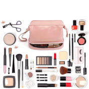 Borsa trucco rosa con set cosmetici: rossetti, ombretti, pennelli, mascara, fard, cipria. Accessori make-up essenziali per bellezza quotidiana.