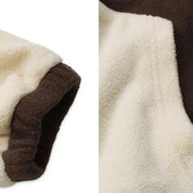 Giacca in pile bicolore, beige e marrone, con dettagli morbidi e caldi. Ideale per l'inverno, moda outdoor, abbigliamento casual.