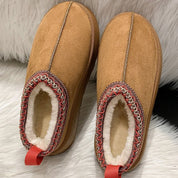 Pantofole invernali beige in pelle scamosciata con interno in pelliccia sintetica, dettagli ricamati rossi, suola antiscivolo. Comode e calde.