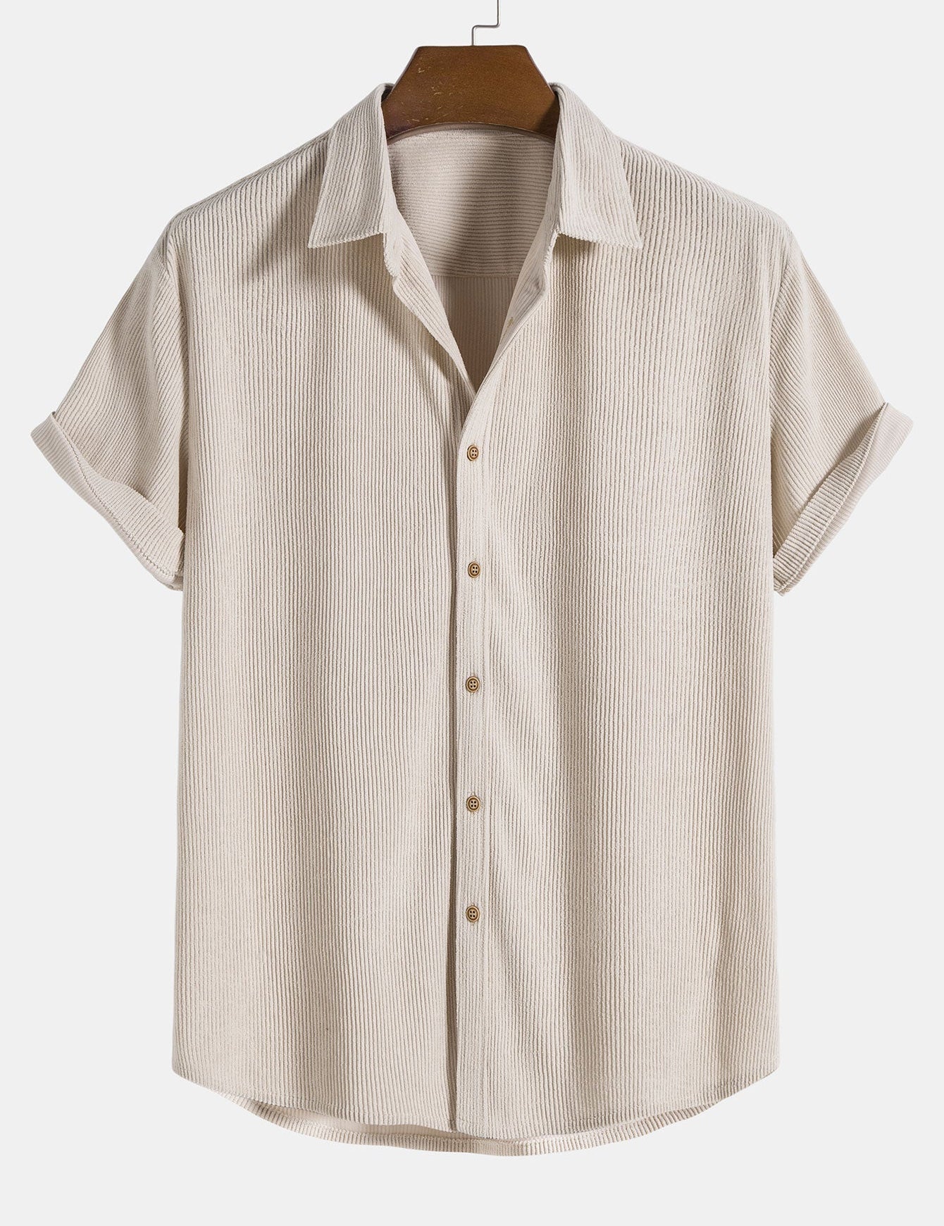 Camicia beige a maniche corte in lino, colletto classico, bottoni frontali, design casual estivo. Ideale per look eleganti e freschi.