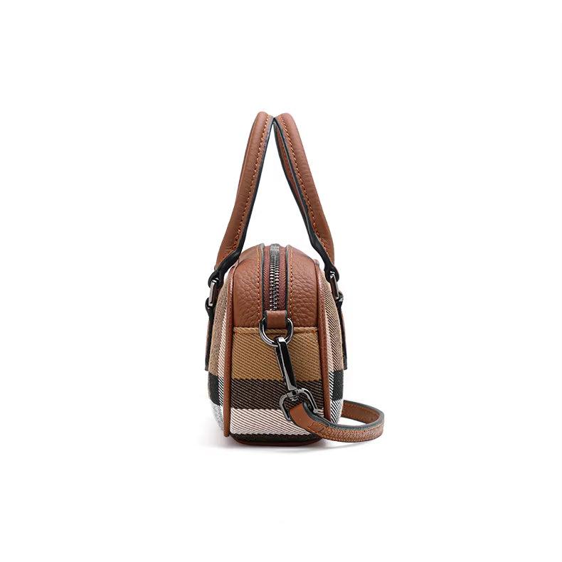 Borsa a tracolla in pelle marrone con motivo a righe, vista laterale. Design elegante, chiusura con zip, ideale per moda donna.