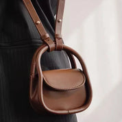 Borsa a tracolla in pelle marrone, design elegante e moderno, perfetta per moda autunno, accessorio di tendenza per donna.