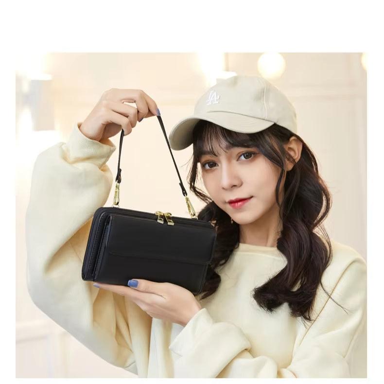 Donna con cappello beige tiene una borsa a tracolla nera elegante. Moda femminile, accessori, stile casual. Sfondo chiaro e luminoso.