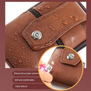 Custodia in pelle marrone impermeabile e resistente all'usura con texture chiara, chiusura a bottone, testata con accendino per dimostrare la resistenza.