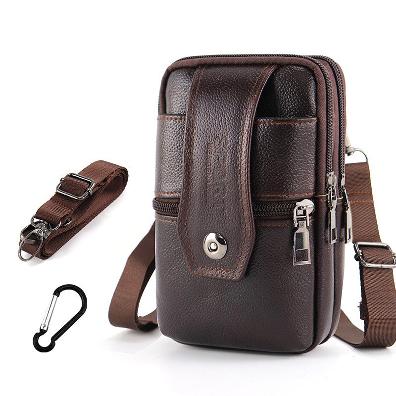 Borsa a tracolla in pelle marrone con doppia cerniera, tasca frontale, cinturino regolabile e moschettone. Accessorio moda uomo elegante e pratico.