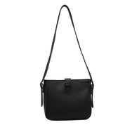 Borsa a tracolla nera in pelle, design elegante e minimalista, ideale per moda donna, accessorio versatile per ogni occasione.