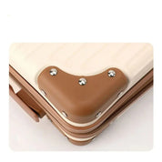 Valigia rigida beige con angoli rinforzati in plastica marrone, chiusura a zip, design resistente, ideale per viaggi e trasporti sicuri.