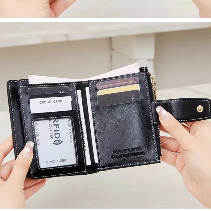 Portafoglio in pelle nero con protezione RFID, scomparti per carte di credito, tasca per monete e chiusura a bottone. Design elegante e funzionale.