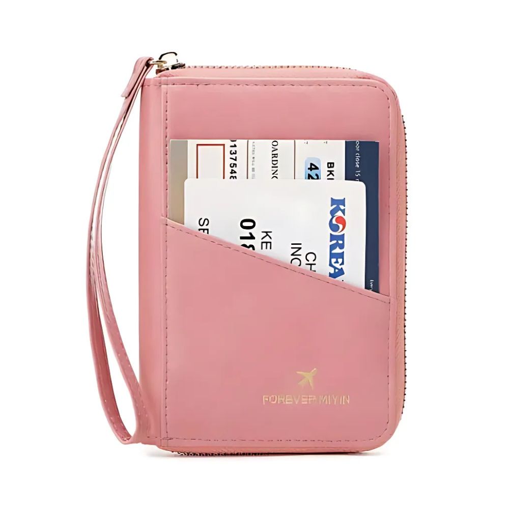 Custodia passaporto rosa con cerniera, tasca frontale contenente biglietti aerei. Design elegante, ideale per viaggiatori. Accessorio da viaggio essenziale.