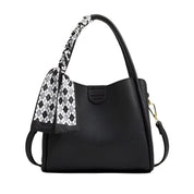 Borsa a mano nera in pelle con manico intrecciato e foulard a quadri bianco e nero, elegante e moderna, accessorio moda donna.