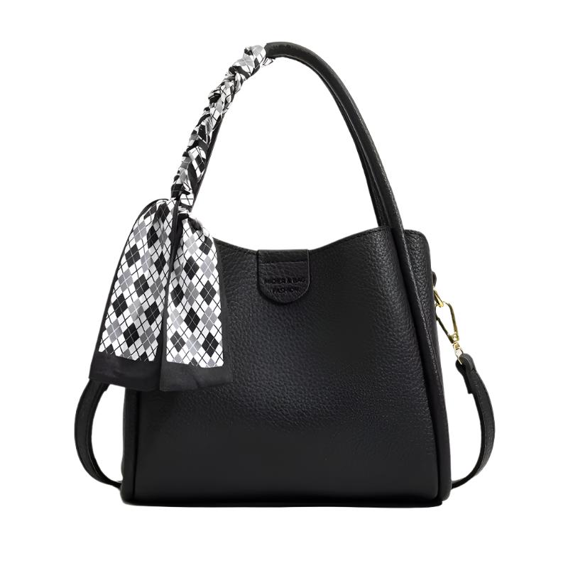 Borsa a mano nera in pelle con manico intrecciato e foulard a quadri bianco e nero, elegante e moderna, accessorio moda donna.
