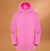Giacca a vento rosa con cappuccio, chiusura a zip, design sportivo, ideale per attività all'aperto. Tessuto leggero e resistente all'acqua.