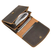 Portafoglio in pelle marrone aperto con scomparti per carte di credito e banconote, design elegante e funzionale, accessorio moda uomo e donna.