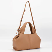 Borsa a spalla in pelle marrone chiaro, design elegante e moderno, con tracolla regolabile. Accessorio moda donna, perfetto per ogni occasione.