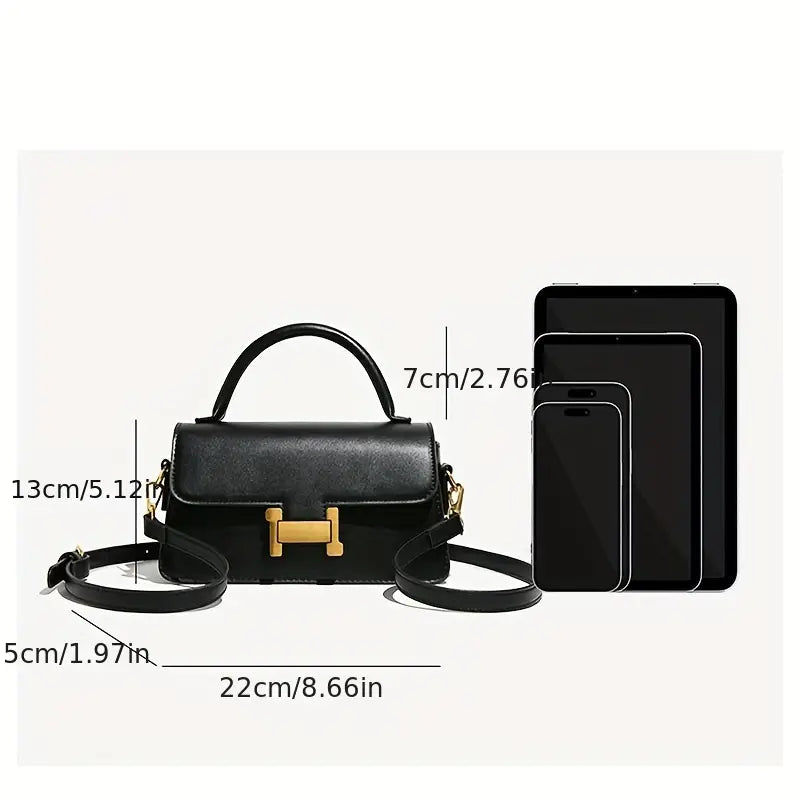 Borsa a tracolla nera in pelle con chiusura dorata, dimensioni 22x13x7 cm, accanto a smartphone e tablet per confronto grandezza. Accessorio moda elegante.